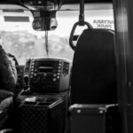 Een buschauffeur van EBS in actie, met een volle bus onderweg in een stad.